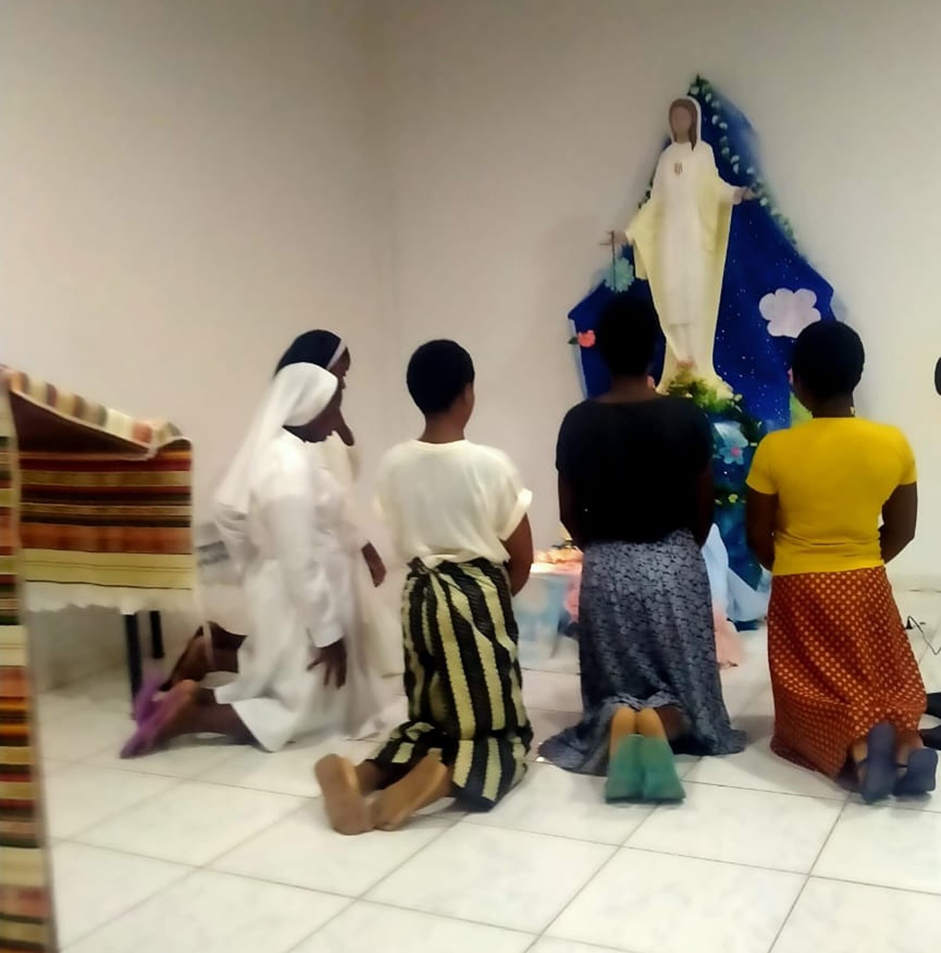 Eine Ordensschwester beim Gebet mit jungen Frauen. (Bild: ACN) Eine Ordensschwester beim Gebet mit jungen Frauen. (Bild: ACN)