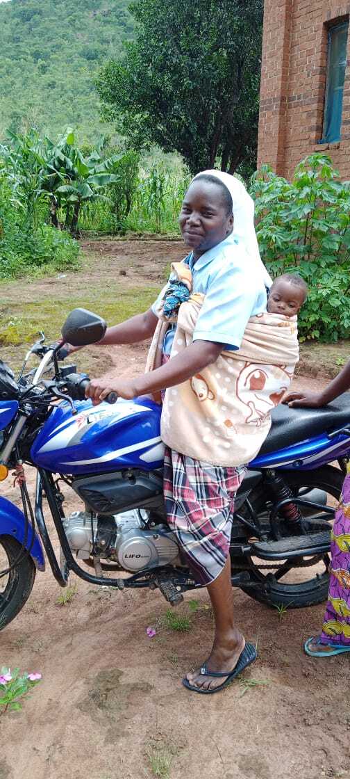 Schwester mit einem Baby auf einem Motorrad ©ACN Schwester mit einem Baby auf einem Motorrad ©ACN