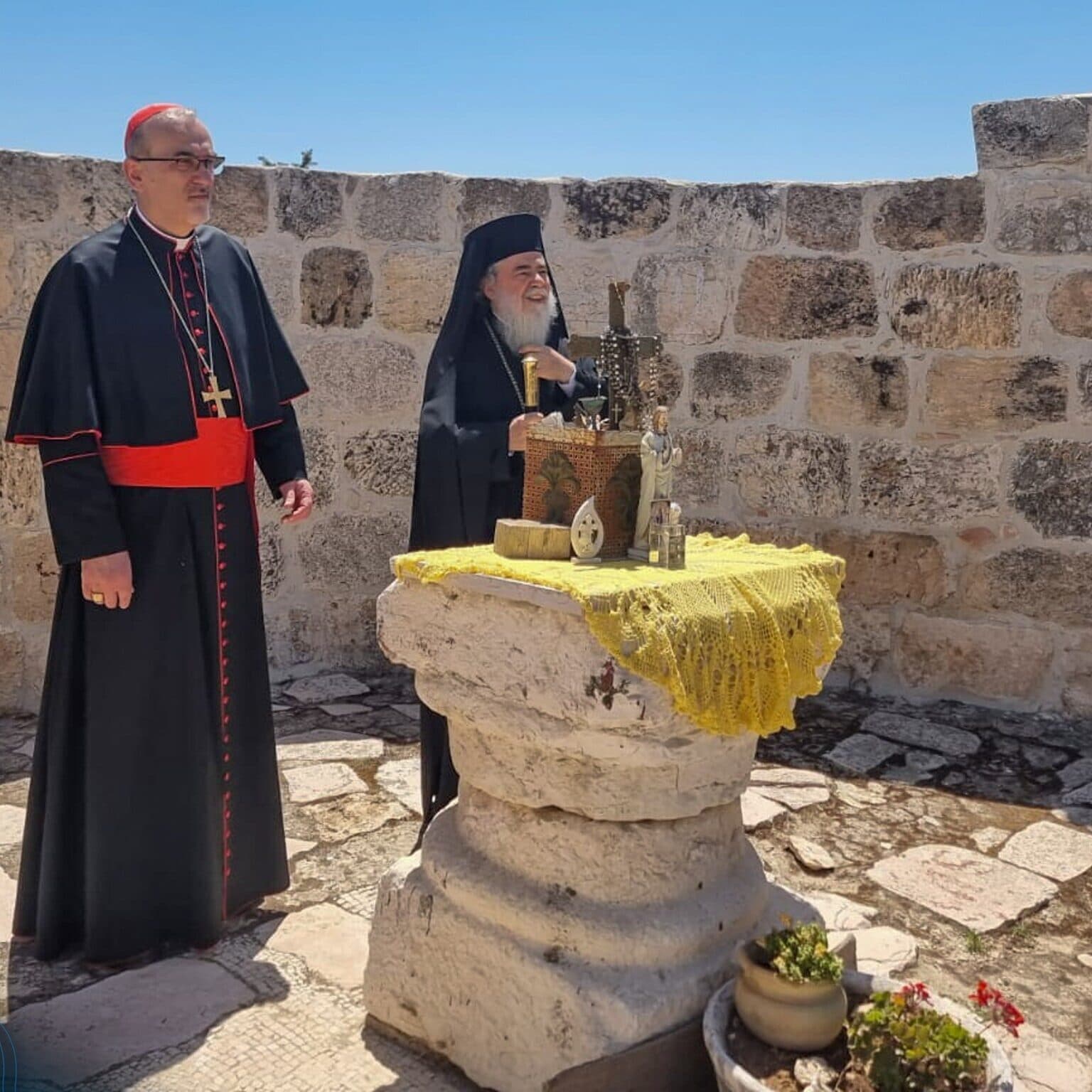 Il cardinale Pizzaballa e un rappresentante della Chiesa ortodossa a Taybeh © LPJ Latin Patriarch of Jerusalem Il cardinale Pizzaballa e un rappresentante della Chiesa ortodossa a Taybeh © LPJ Latin Patriarch of Jerusalem