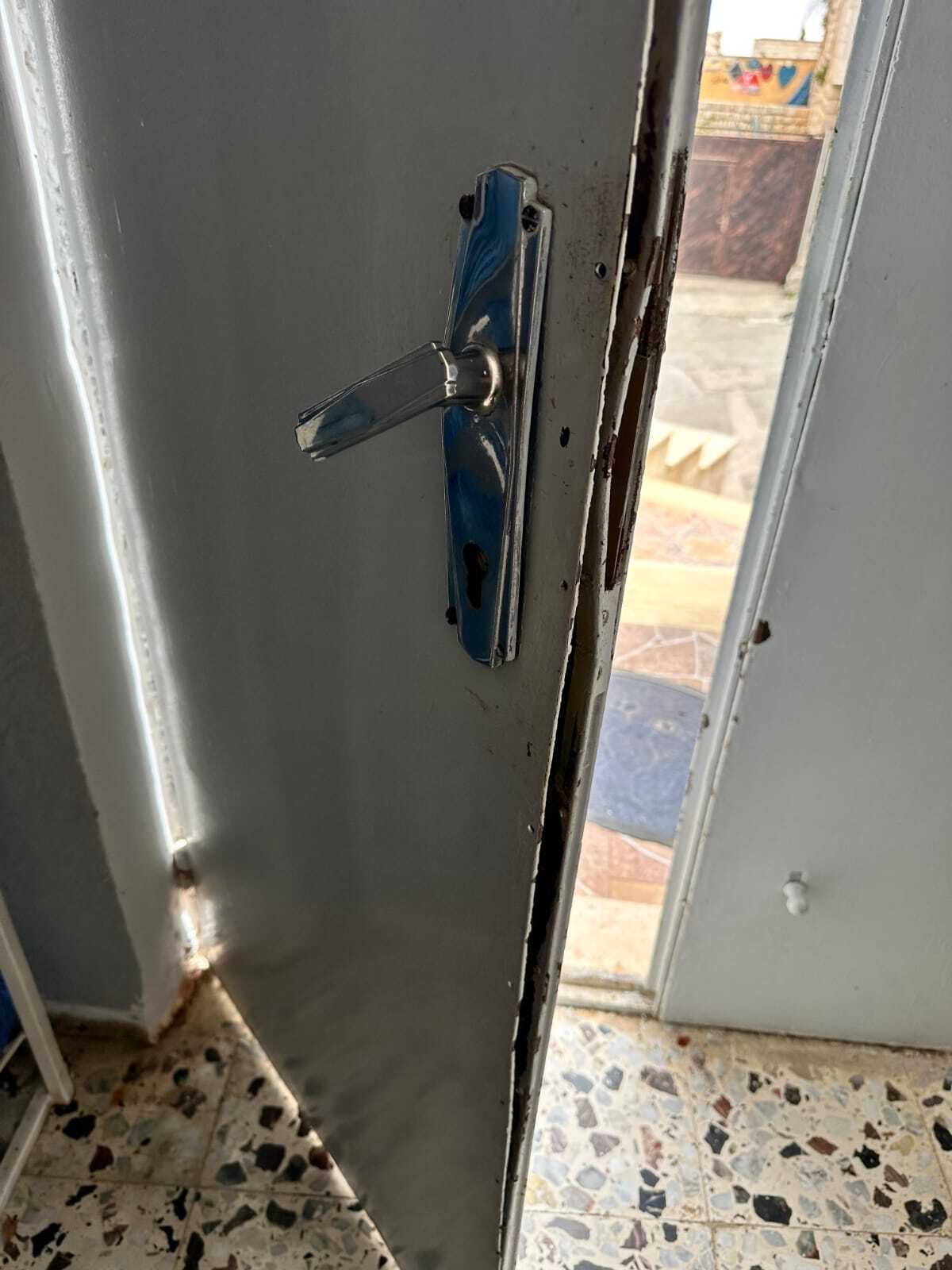 La porta di una casa danneggiata dai coloni a Taybeh @ACN La porta di una casa danneggiata dai coloni a Taybeh @ACN