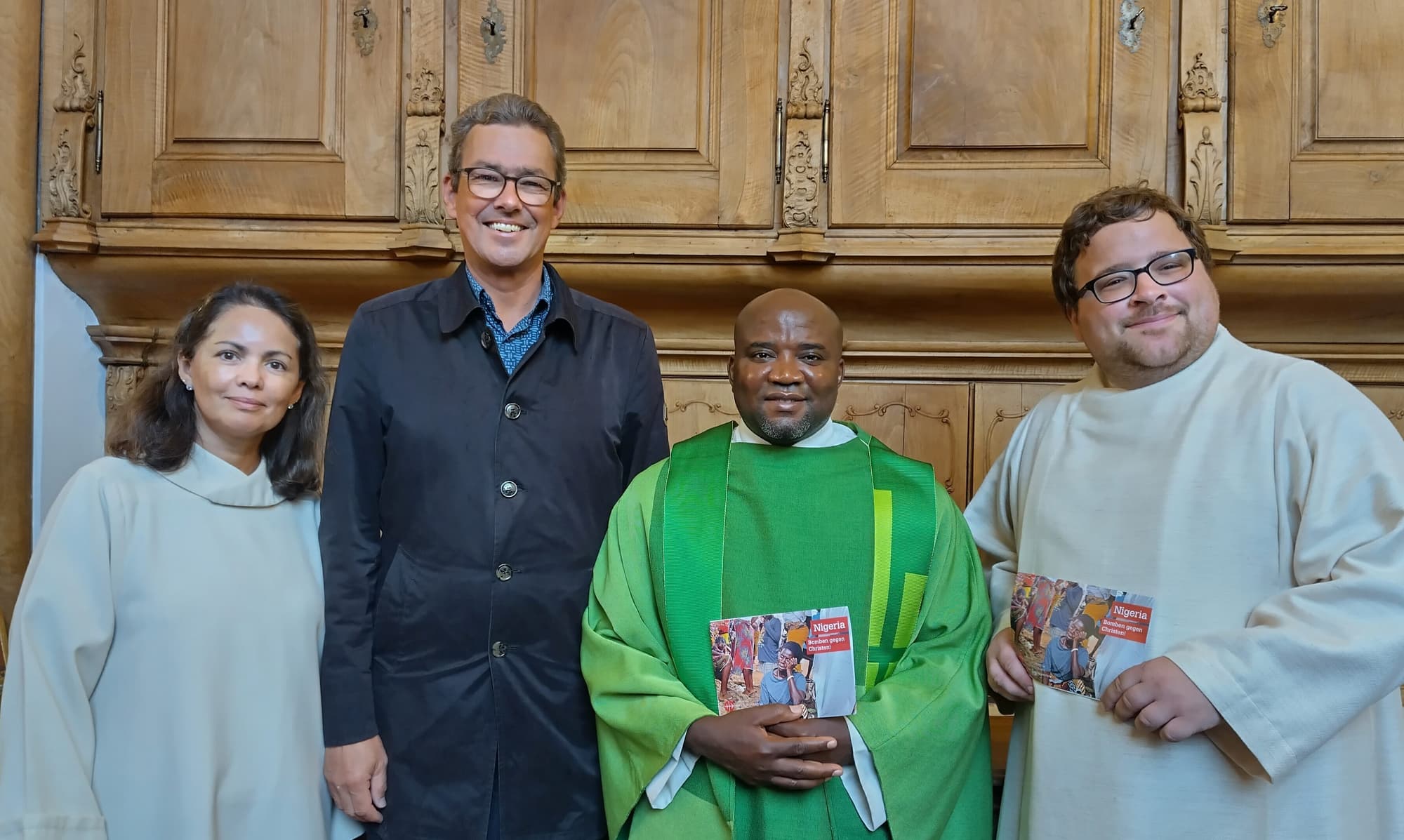 In der Sakristei in Arlesheim: Die Sakristanin, Georg Meffert, Kommunionhelfer und Kirchengemeindepräsident, Pfr. Dr. Asogwa, Seelsorger Raphael Flückliger. (© ACN) In der Sakristei in Arlesheim: Die Sakristanin, Georg Meffert, Kommunionhelfer und Kirchengemeindepräsident, Pfr. Dr. Asogwa, Seelsorger Raphael Flückliger. (© ACN)