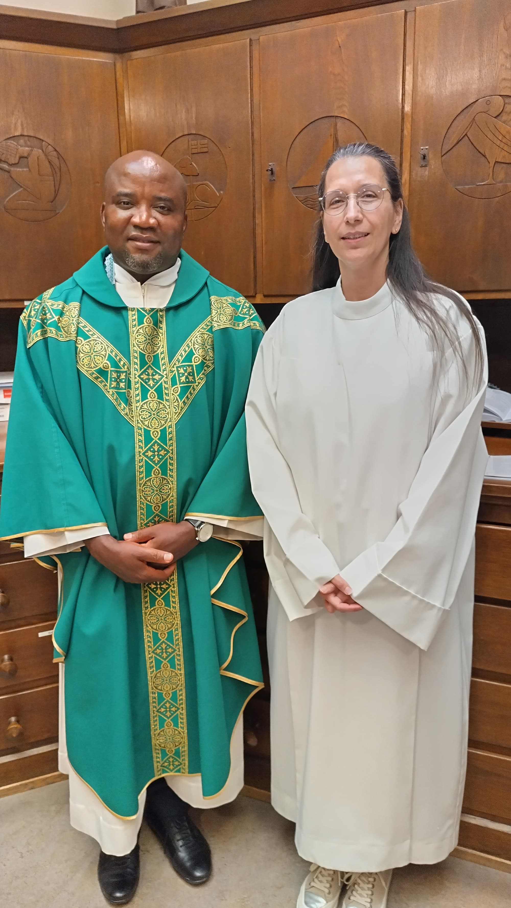 Pfr. Dr. Asogwa mit Kommunionhelferin Frau Isabella Rütti in der Kirche St. Marien in Basel. (© ACN) Pfr. Dr. Asogwa mit Kommunionhelferin Frau Isabella Rütti in der Kirche St. Marien in Basel. (© ACN)