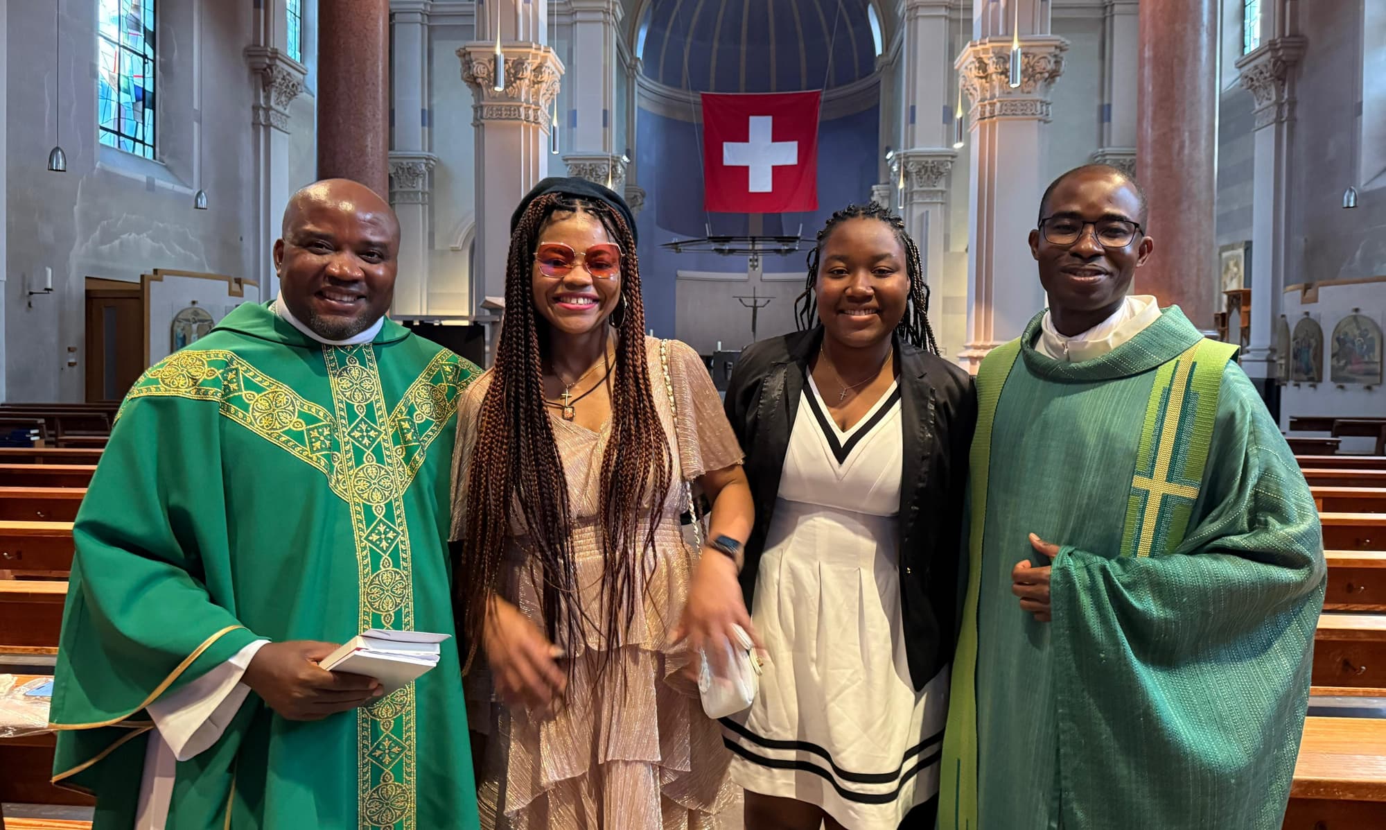 Zwei Gottesdienstbesucherinnen in der Kirche St. Marien in Basel. (© ACN) Zwei Gottesdienstbesucherinnen in der Kirche St. Marien in Basel. (© ACN)