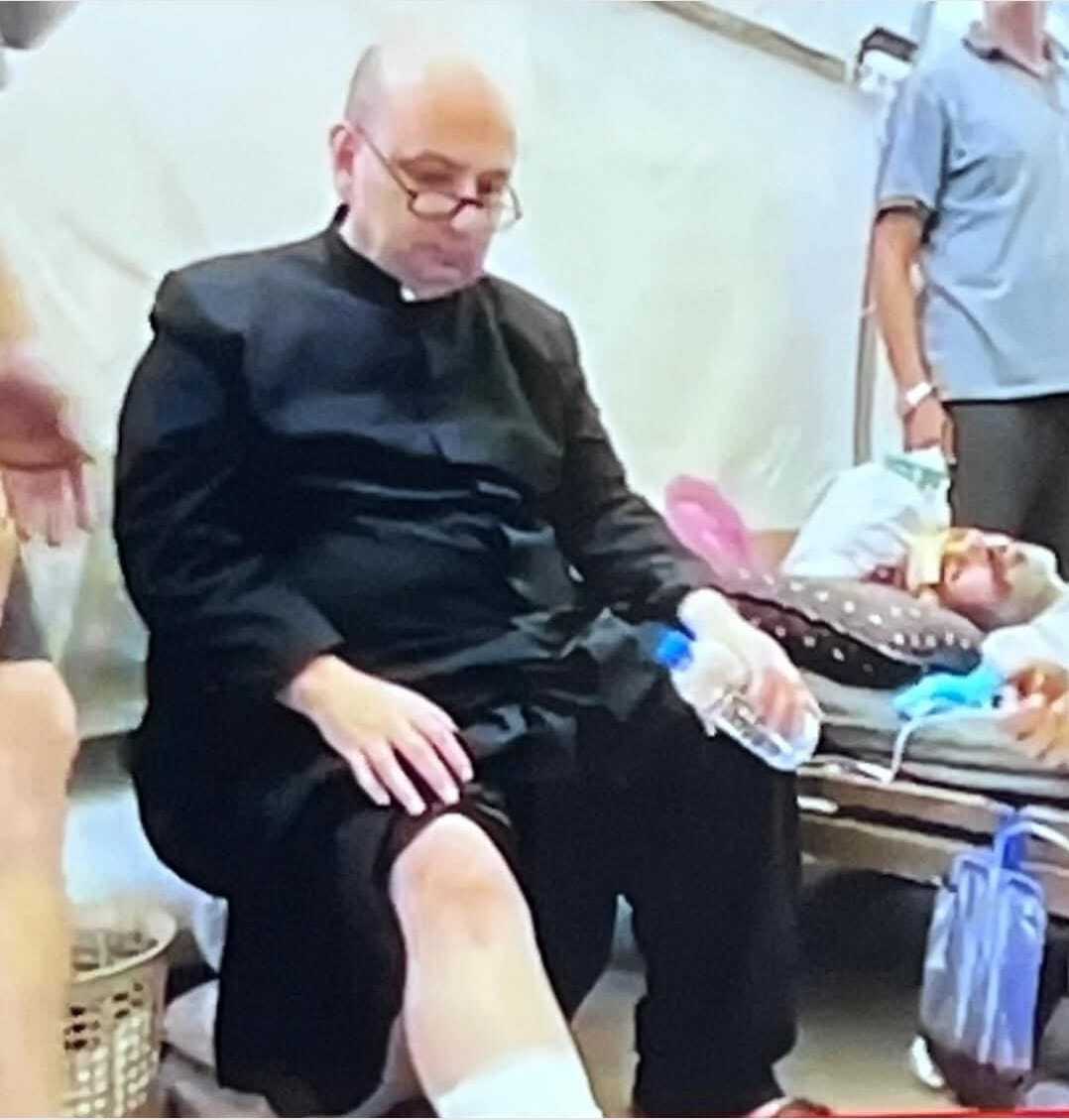 Padre Romanelli, parroco della chiesa colpita, è stato ferito a una gamba. ©lpj.org Padre Romanelli, parroco della chiesa colpita, è stato ferito a una gamba. ©lpj.org