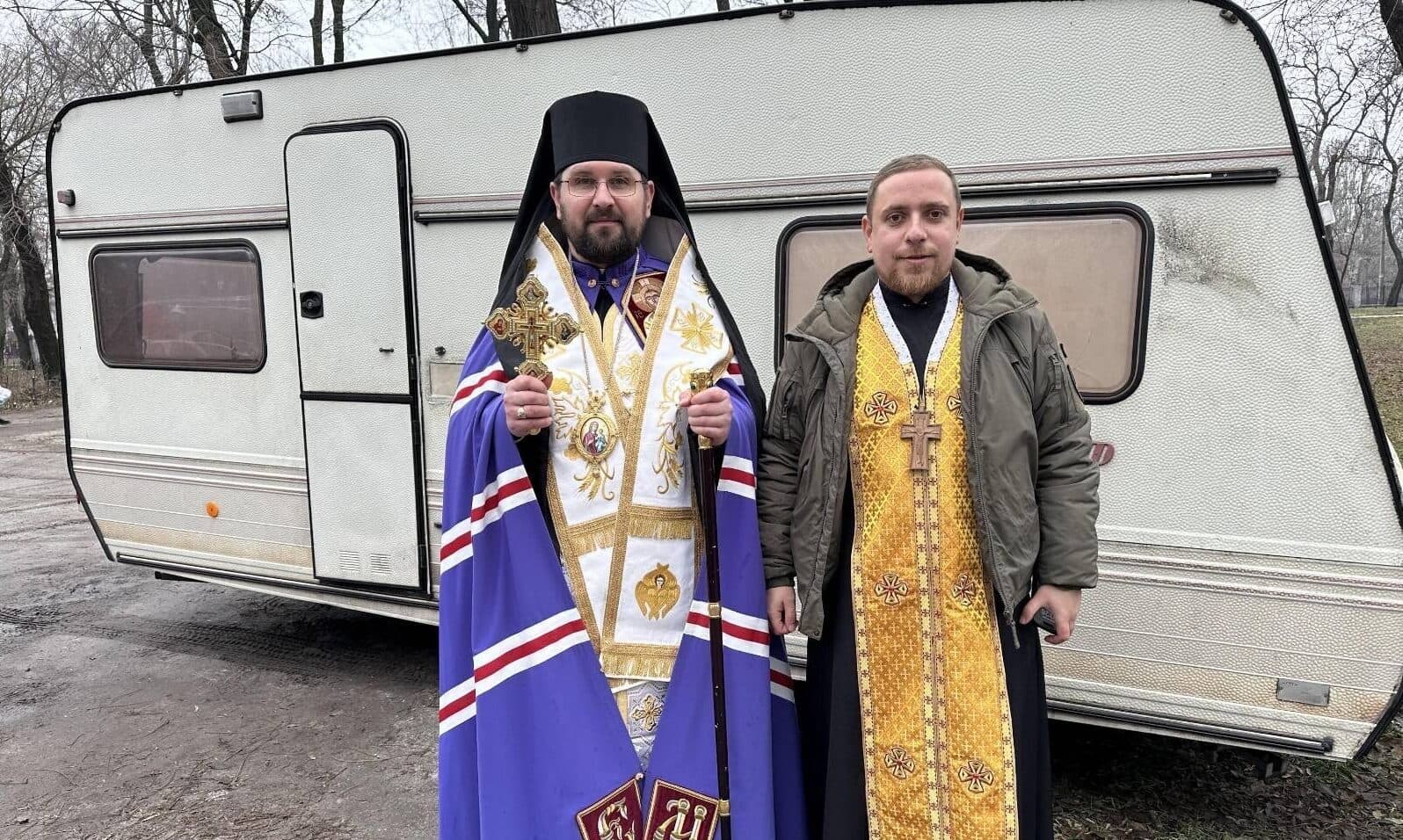 Bischof Maksym Ryabukha vor einem Kapellen Wohnwagen nah an der Front. © ACN Bischof Maksym Ryabukha vor einem Kapellen Wohnwagen nah an der Front. © ACN