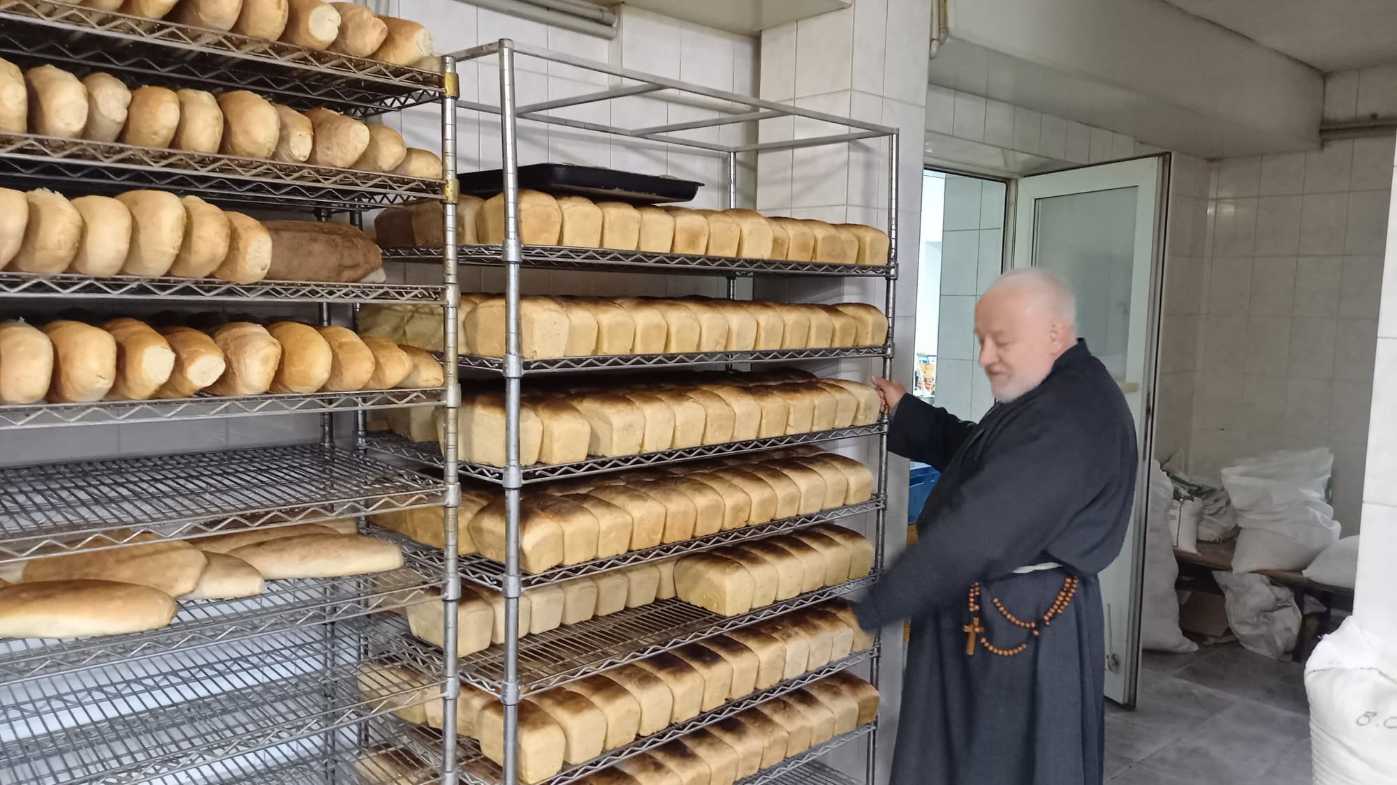 Bäckerei der Albertinerbrüder: Verteilung von Brot an Bedürftige in Saporischschja. © ACN Bäckerei der Albertinerbrüder: Verteilung von Brot an Bedürftige in Saporischschja. © ACN