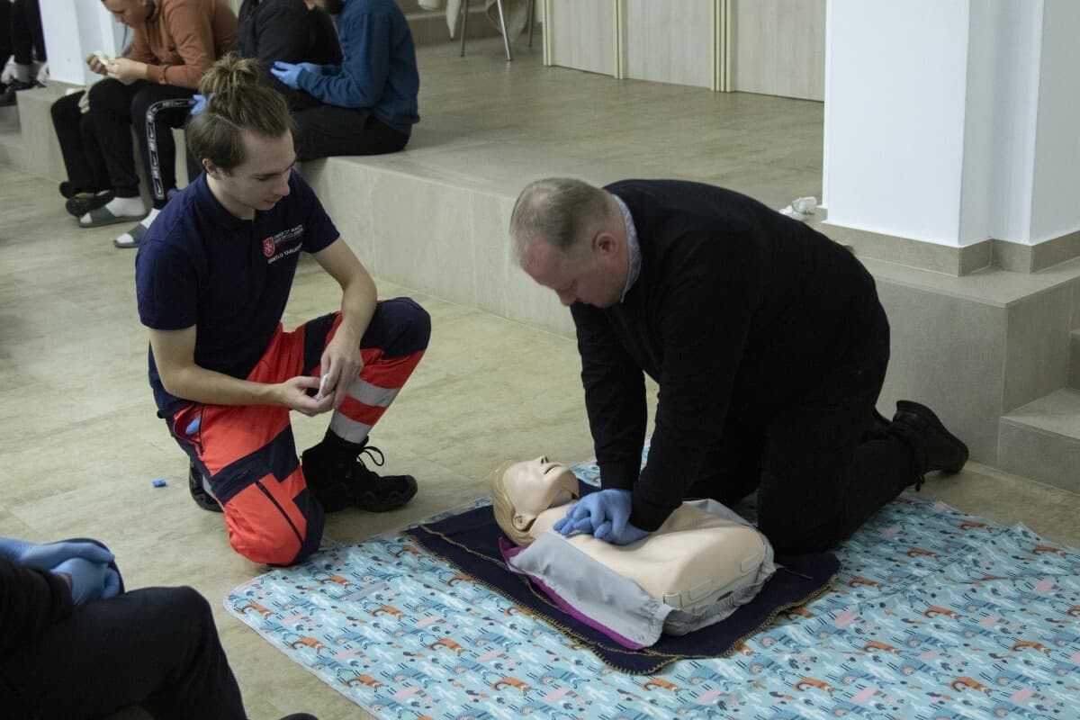 Seminaristen in der Ukraine lernen Erste Hilfe, da immer und überall eine Drohne Menschen verletzen kann. © ACN