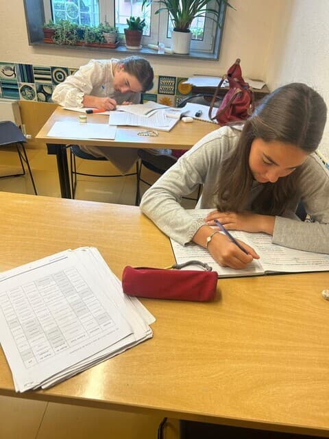 Gli scolari portoghesi sono diligenti... (© ACN) Gli scolari portoghesi sono diligenti... (© ACN)