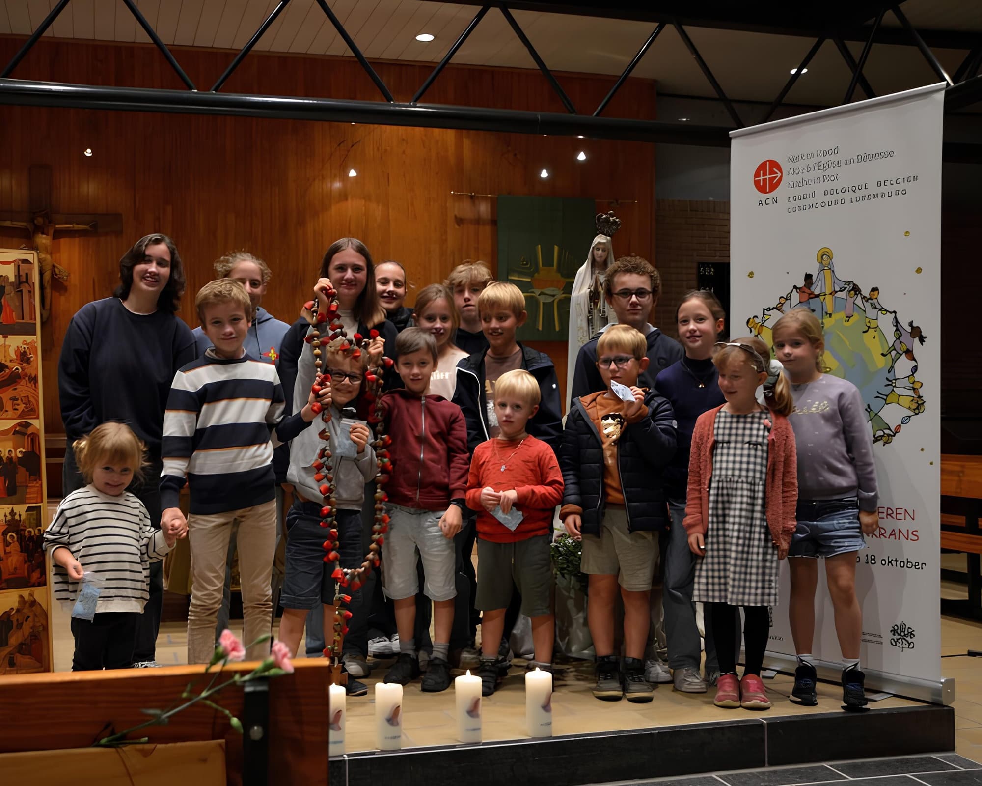 In Belgio, dei bambini imparano a recitare il Rosario. (Foto: ACN) In Belgio, dei bambini imparano a recitare il Rosario. (Foto: ACN)