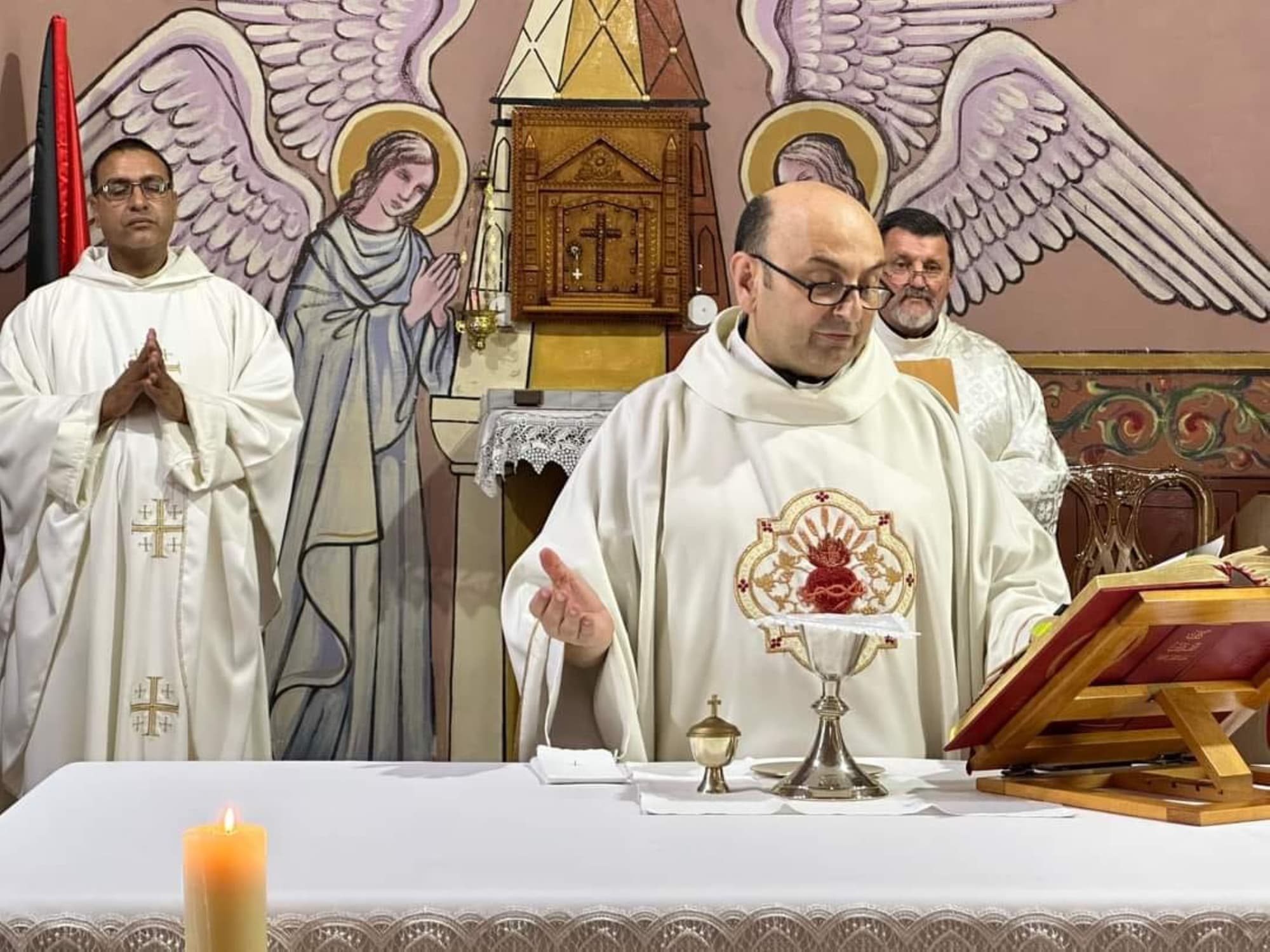 Pater Gabriel Romanelli während der Messfeier in der Kirche in Gaza. (Foto: Pfarrei Heilige Familie in Gaza) Pater Gabriel Romanelli während der Messfeier in der Kirche in Gaza. (Foto: Pfarrei Heilige Familie in Gaza)