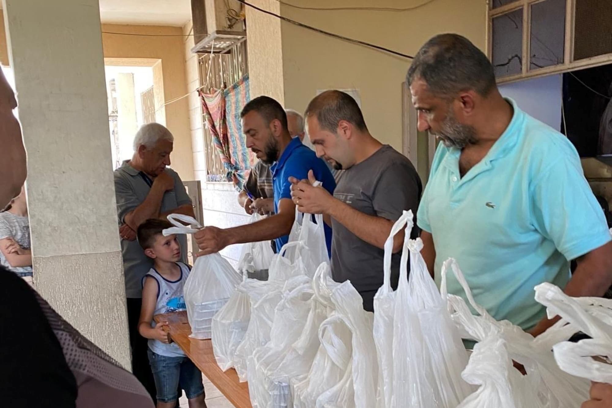 Verteilung von Lebensmitteln in der kath. Pfarrei an Bedürftige in Gaza. (Foto: Lateinisches Patriarchat von Jerusalem) Verteilung von Lebensmitteln in der kath. Pfarrei an Bedürftige in Gaza. (Foto: Lateinisches Patriarchat von Jerusalem)