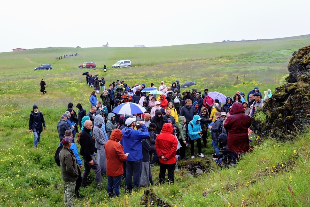 Pèlerinage commun sous la pluie (© ACN) Pèlerinage commun sous la pluie (© ACN)