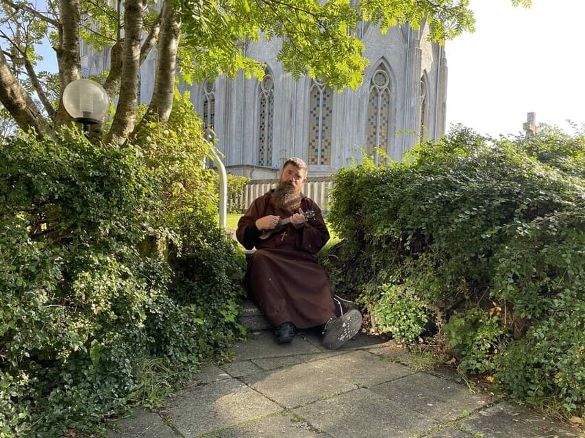 Mgr Tencer avec son ukulélé (© ACN) Mgr Tencer avec son ukulélé (© ACN)