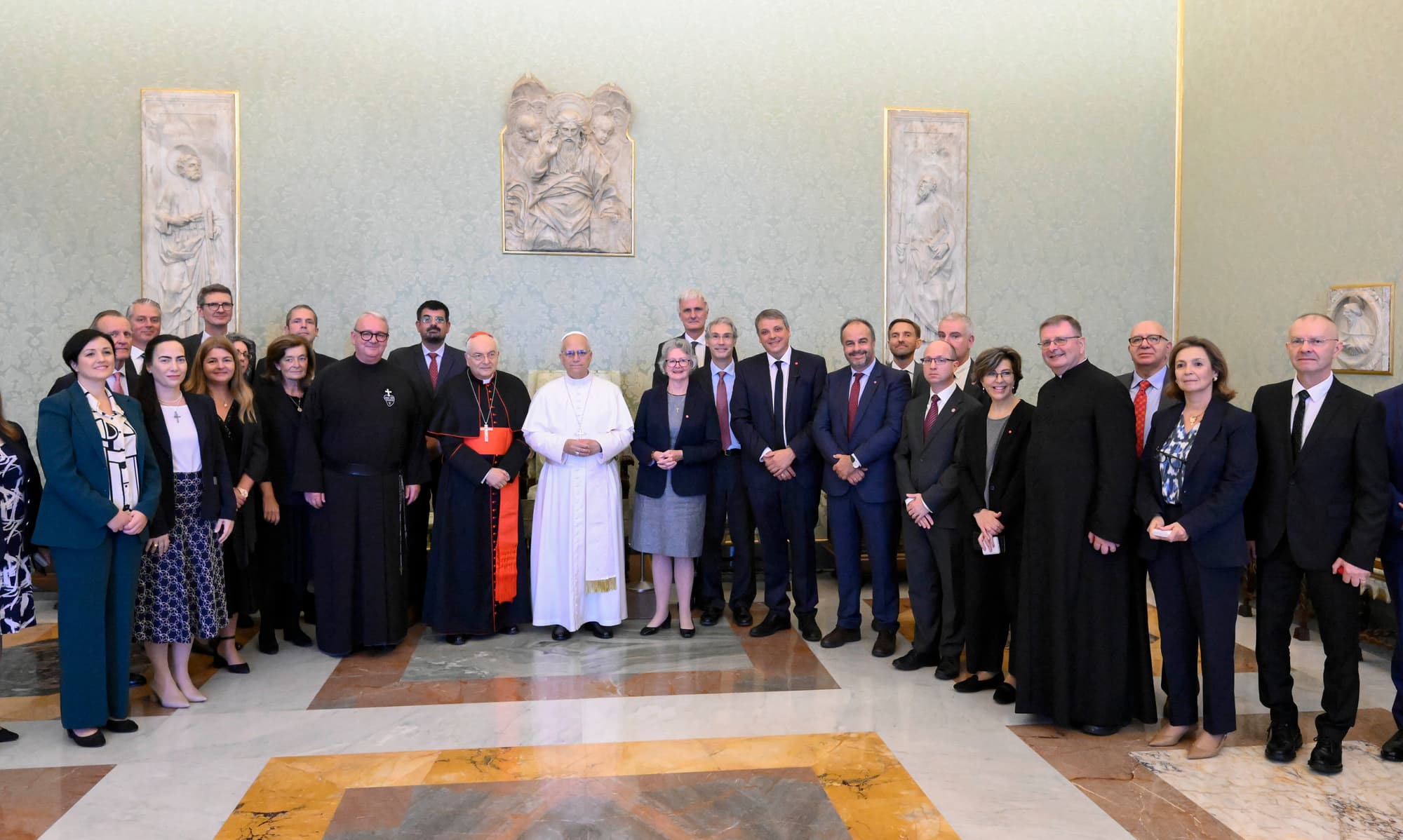 La delegazione di «Aiuto alla Chiesa che Soffre (ACN)» durante l'udienza privata con il Papa. (Foto: VATICAN NEWS) La delegazione di «Aiuto alla Chiesa che Soffre (ACN)» durante l'udienza privata con il Papa. (Foto: VATICAN NEWS)