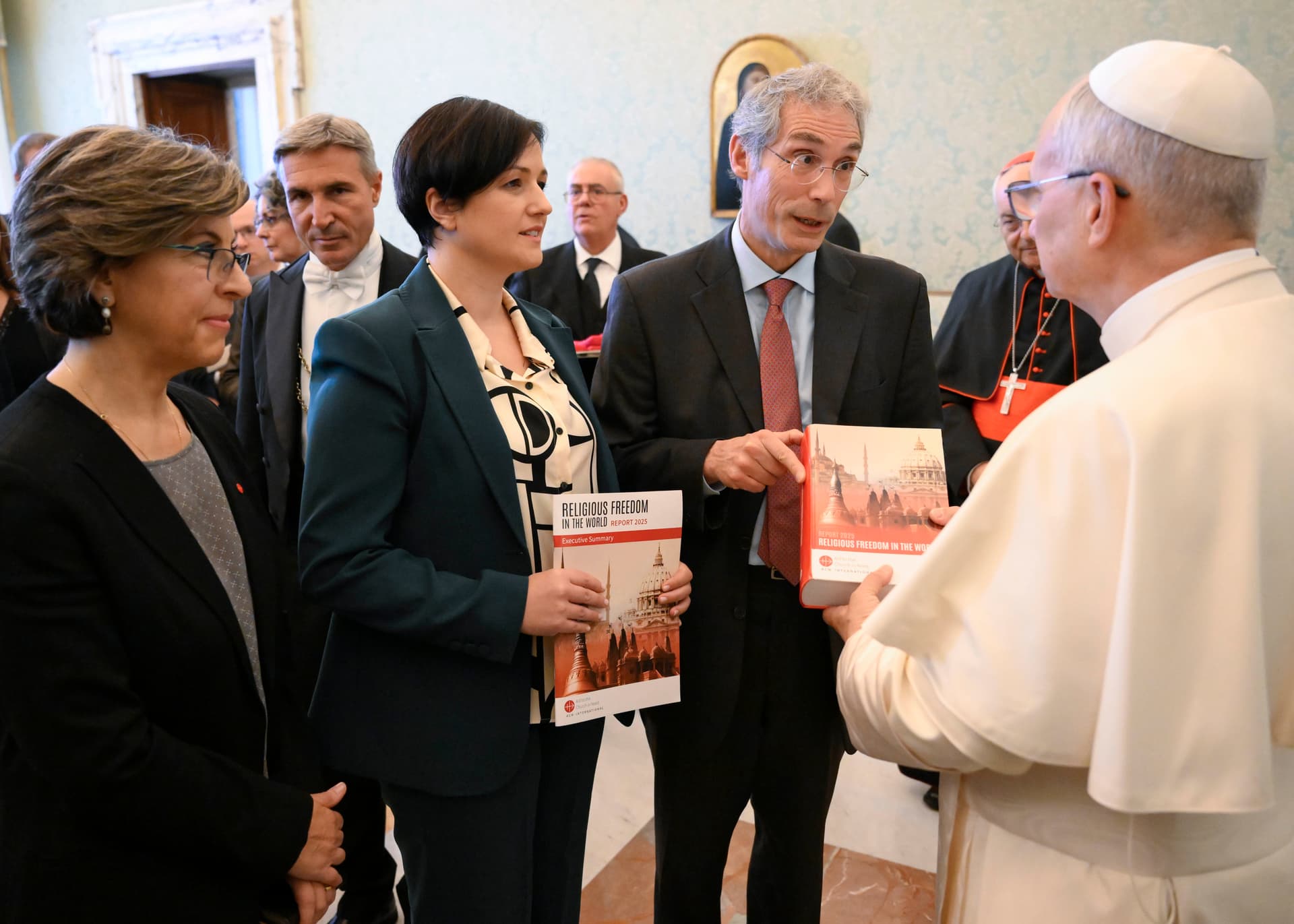 Papst Leo XVI. erhält eine Vorab-Version des Berichts Religionsfreiheit 2025. (Foto: VATICAN MEDIA ) Papst Leo XVI. erhält eine Vorab-Version des Berichts Religionsfreiheit 2025. (Foto: VATICAN MEDIA )