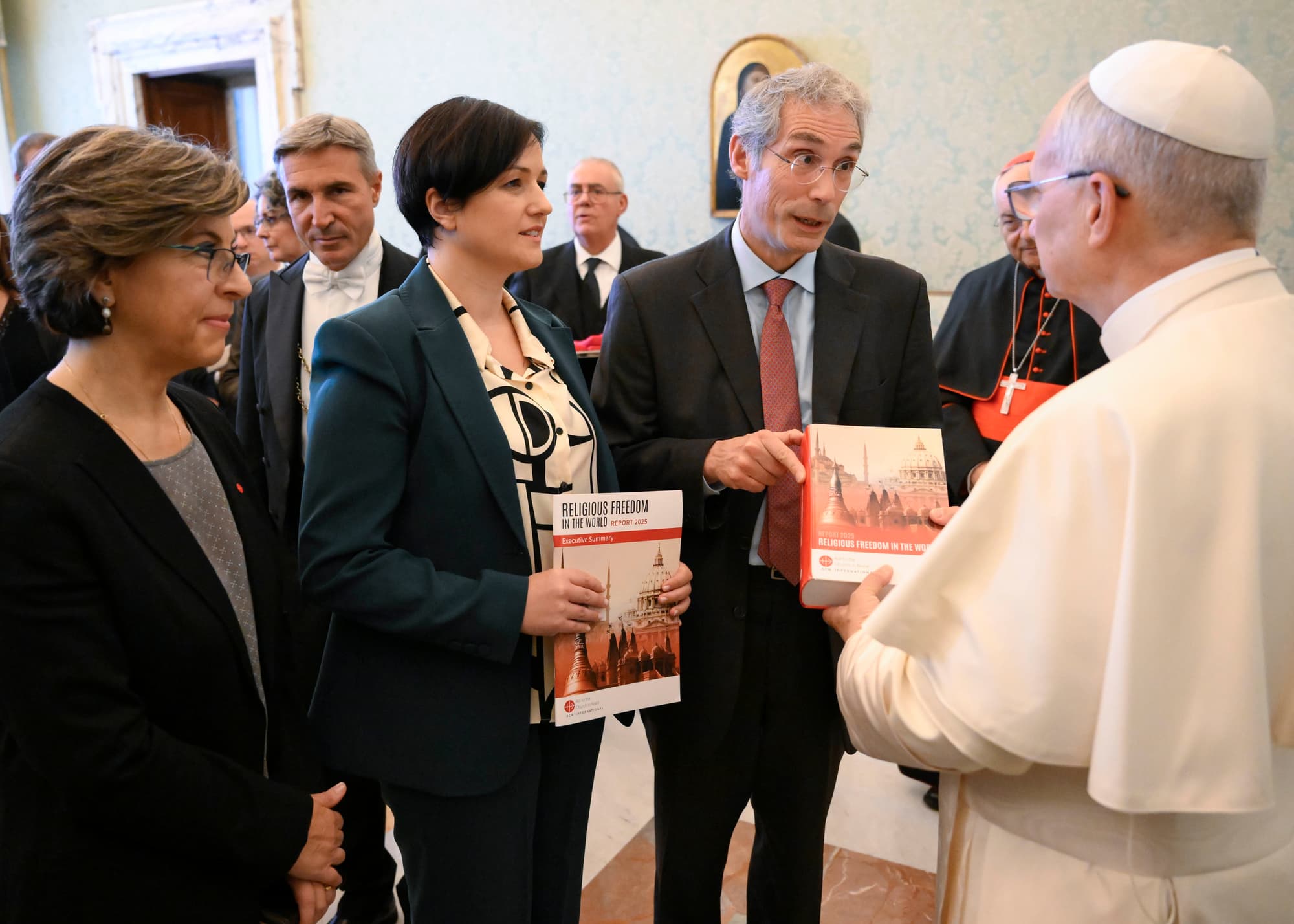 Papa Leone XVI riceve una versione preliminare del rapporto Libertà religiosa 2025. (Foto: VATICAN MEDIA ) Papa Leone XVI riceve una versione preliminare del rapporto Libertà religiosa 2025. (Foto: VATICAN MEDIA )