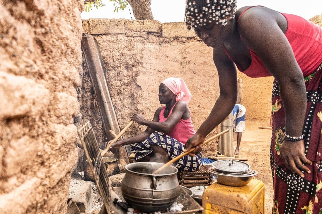 Des femmes réfugiées préparent le repas (© ACN) Des femmes réfugiées préparent le repas (© ACN)