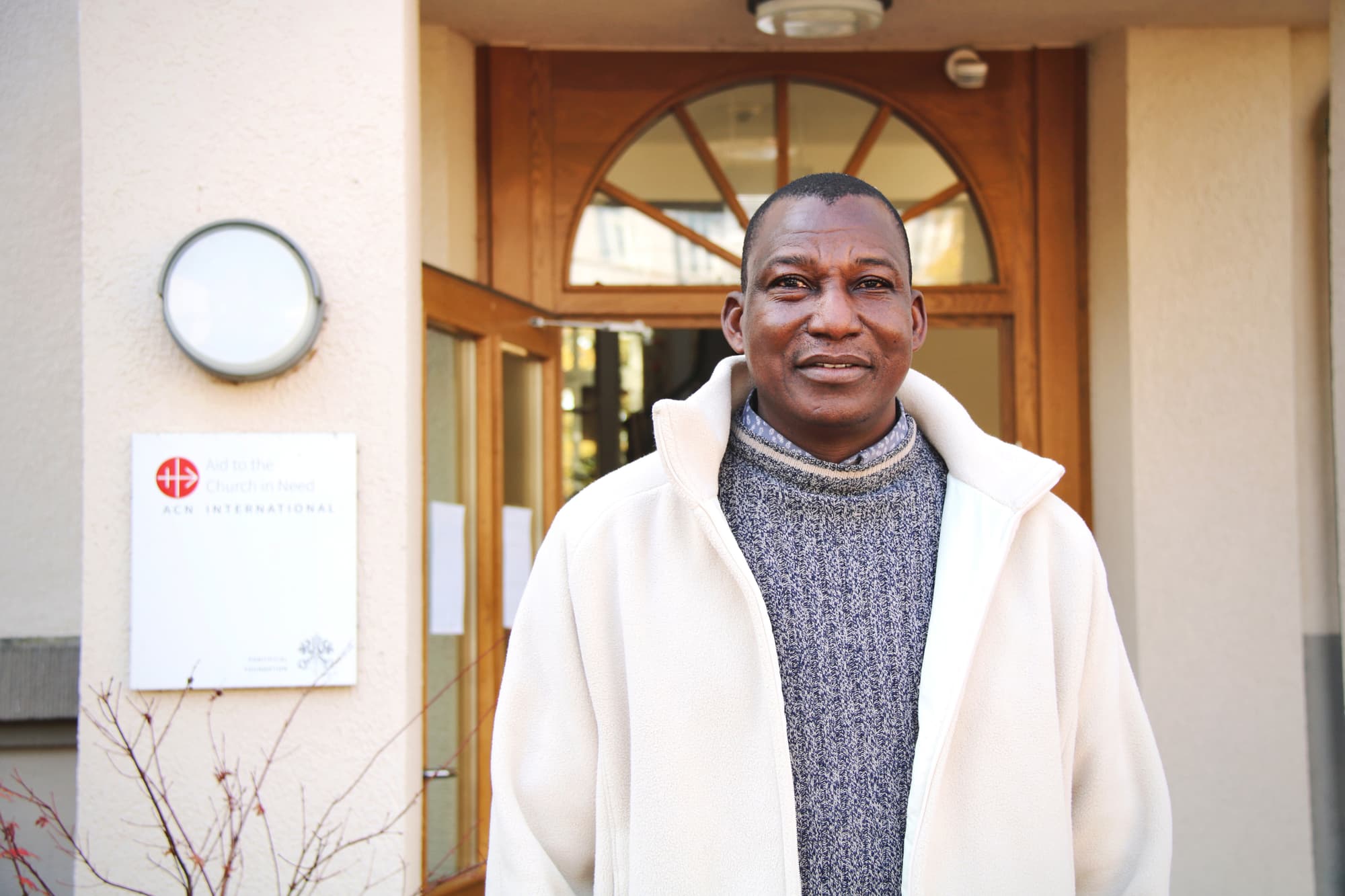 Bruder Alain Tougma unterstützt Bildung, Nahrungsmittelhilfe und Seelsorge in Burkina Faso ©ACN Bruder Alain Tougma unterstützt Bildung, Nahrungsmittelhilfe und Seelsorge in Burkina Faso ©ACN