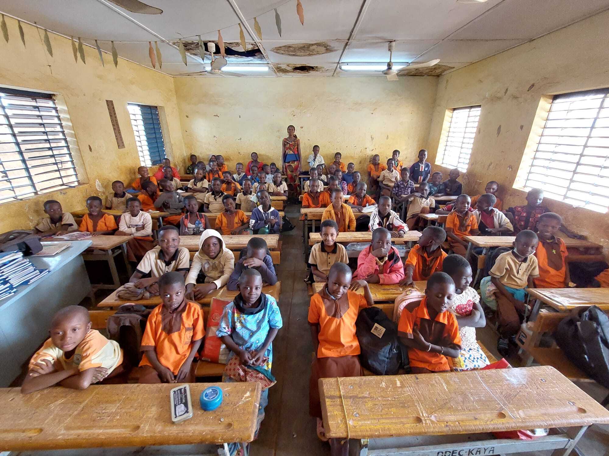 Kinder in Burkina Faso beim Unterricht – Bildung trotz Gewalt und Armut ©ACN Kinder in Burkina Faso beim Unterricht – Bildung trotz Gewalt und Armut ©ACN