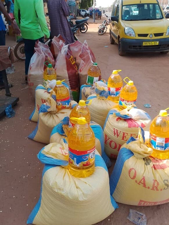 Familien und Kinder erhalten lebensrettende Nahrungsmittelhilfe durch «Kirche in Not (ACN)» ©ACN Familien und Kinder erhalten lebensrettende Nahrungsmittelhilfe durch «Kirche in Not (ACN)» ©ACN