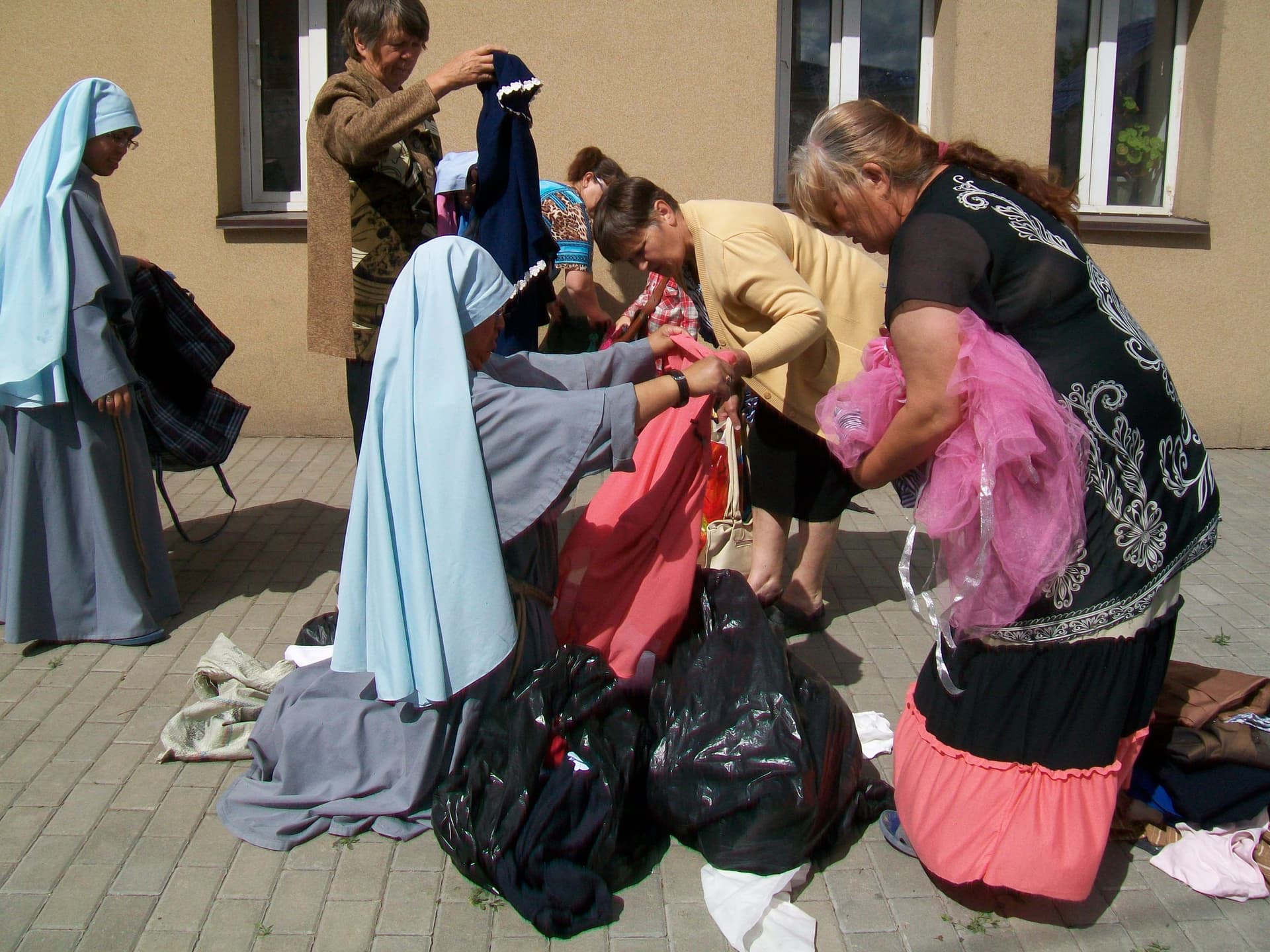 Ordensschwestern verteilen Kleider an Bedürftige in Kasachstan. (Foto: ACN) Ordensschwestern verteilen Kleider an Bedürftige in Kasachstan. (Foto: ACN)