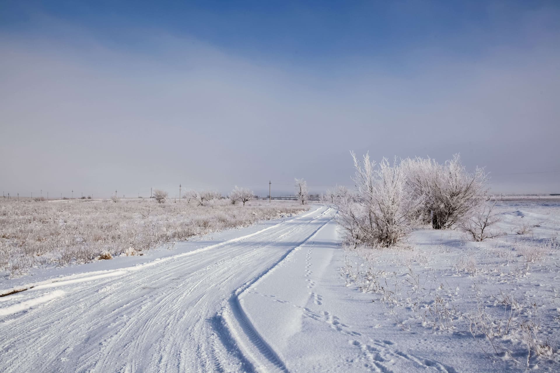 Strasse im Winter in Kasachstan. Es wird bis zu -40 Grad kalt. (Foto: ACN) Strasse im Winter in Kasachstan. Es wird bis zu -40 Grad kalt. (Foto: ACN)