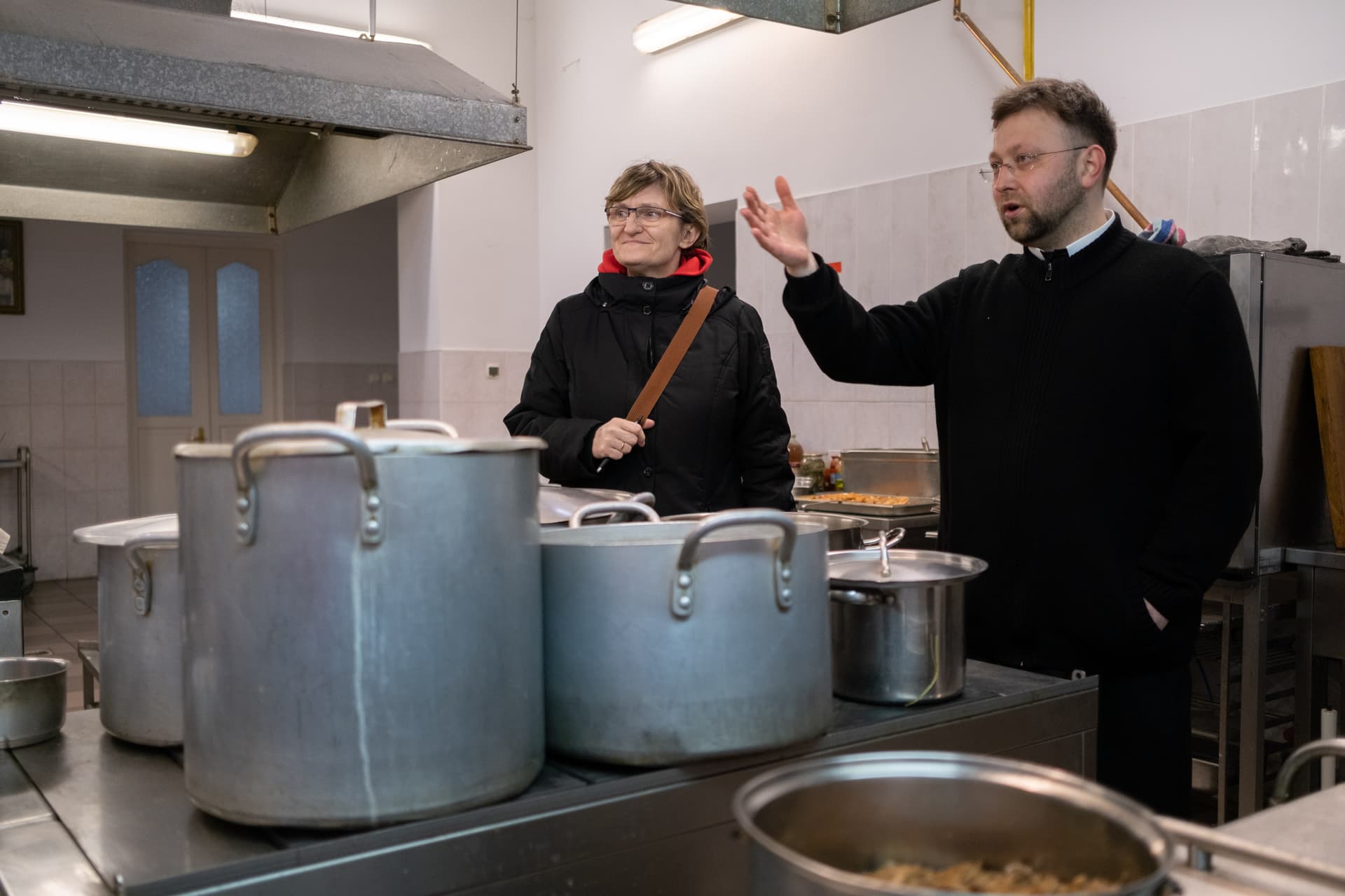 Magda Kaczmarek in einer Küche eines Klosters in der Ukraine, wo für Flüchtlinge Essen zubereitet wird. (Foto: ACN) Magda Kaczmarek in einer Küche eines Klosters in der Ukraine, wo für Flüchtlinge Essen zubereitet wird. (Foto: ACN)