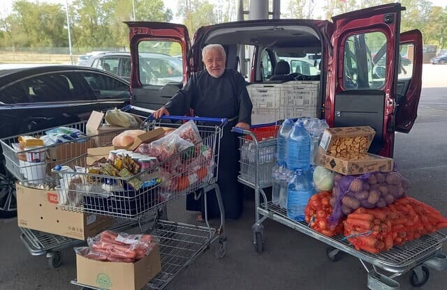 Distribution de denrées alimentaires aux personnes dans le besoin à Zaporizhzhya, en Ukraine (© ACN) Distribution de denrées alimentaires aux personnes dans le besoin à Zaporizhzhya, en Ukraine (© ACN)