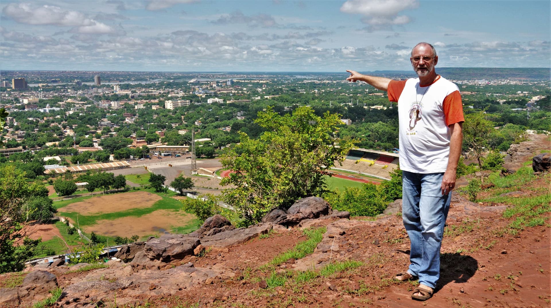 Pater Lohre zeigt auf Bamako, um das Jahr 2020 (© ACN) Pater Lohre zeigt auf Bamako, um das Jahr 2020 (© ACN)
