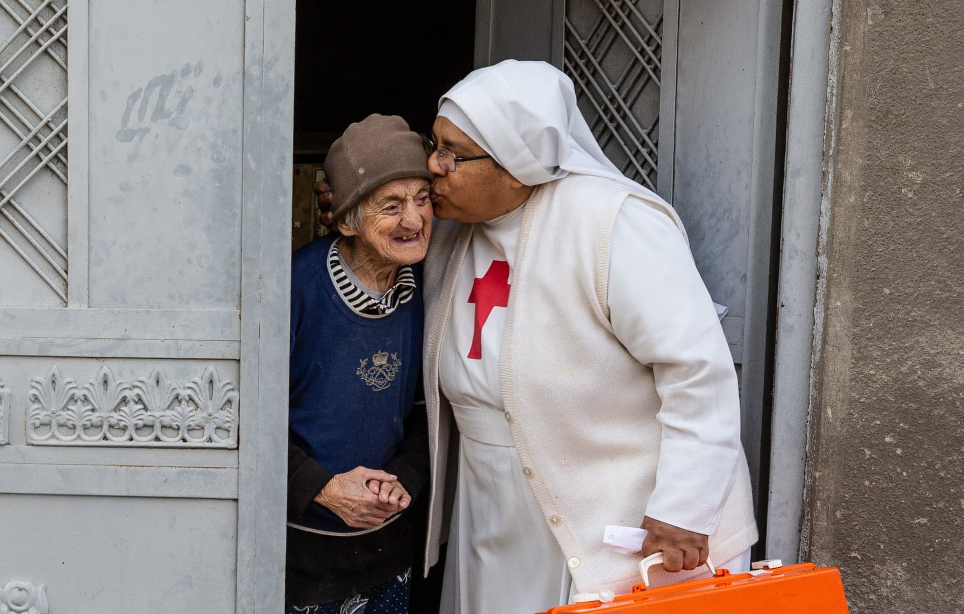 Vicinanza contro la solitudine: le suore sono al servizio delle persone. © Ismael Martínez Sánchez / ACN Vicinanza contro la solitudine: le suore sono al servizio delle persone. © Ismael Martínez Sánchez / ACN