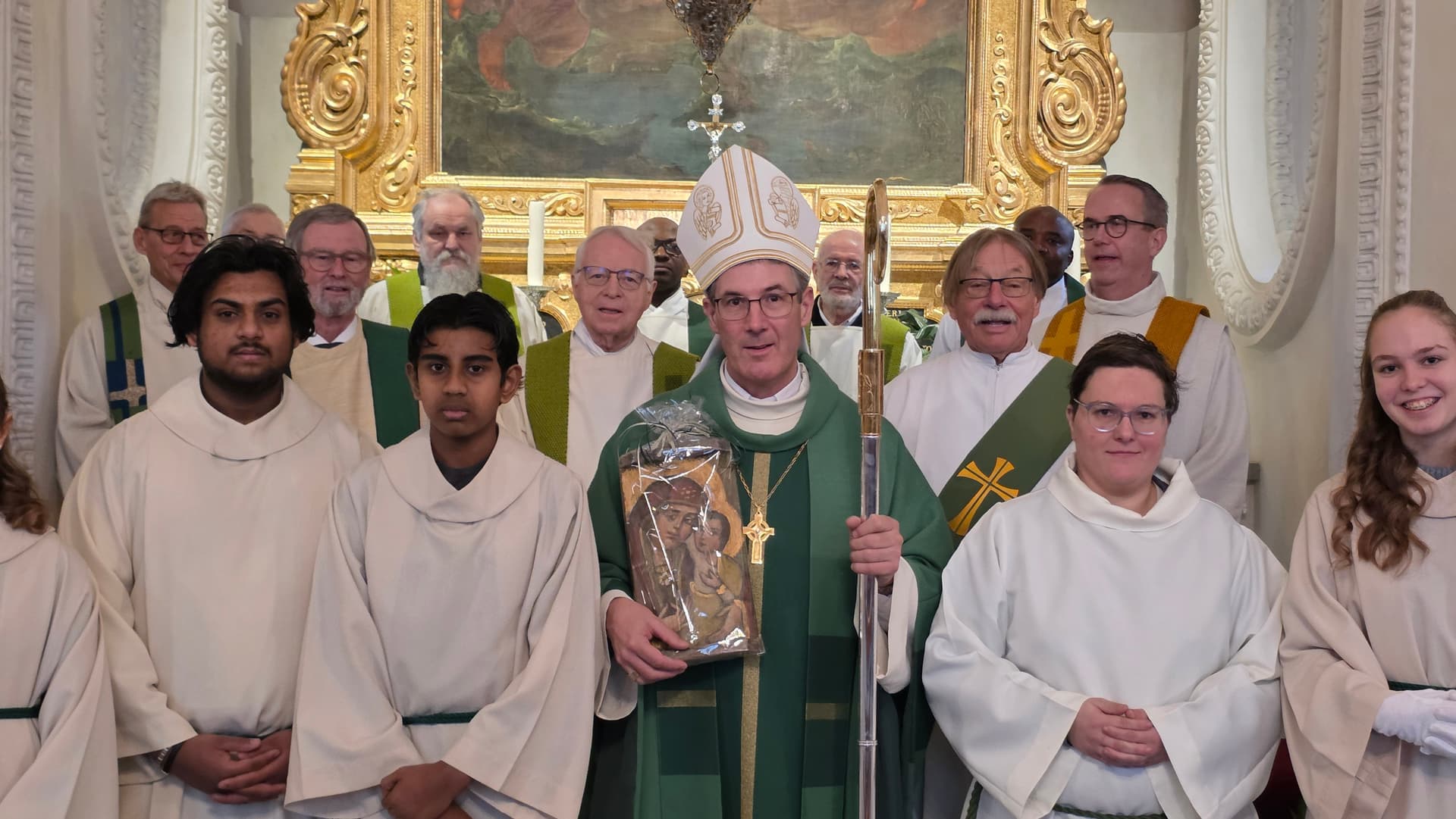 Zahlreiche Konzelebranten und Ministranten kamen zum Gottesdienst ©ACN