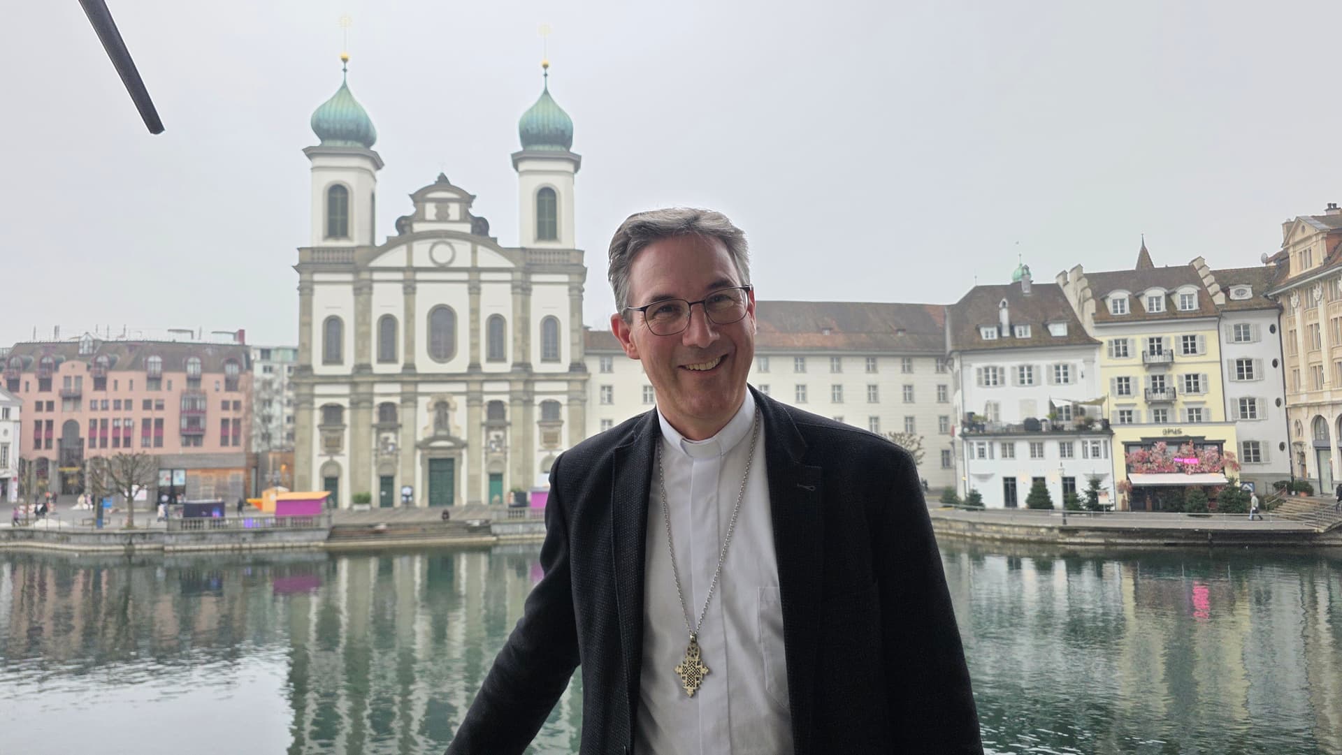 Bischof Beat Grögli vor der Jesuitenkirche Luzern ©ACN