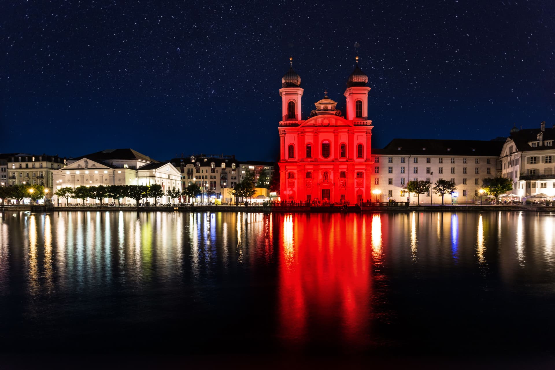 Jesuitenkiche Luzern (hier im Rahmen der REDWEEK rot beleuchtet) ©ACN Jesuitenkiche Luzern (hier im Rahmen der REDWEEK rot beleuchtet) ©ACN