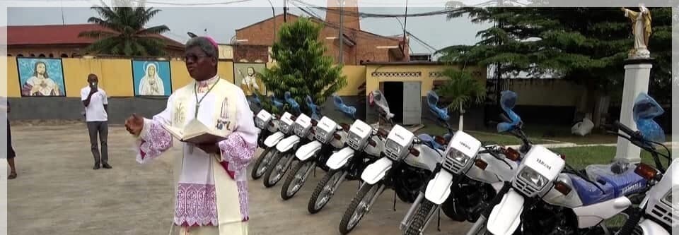 L'évêque catholique de Boma bénit les nouvelles motos (Photo : ACN) L'évêque catholique de Boma bénit les nouvelles motos (Photo : ACN)
