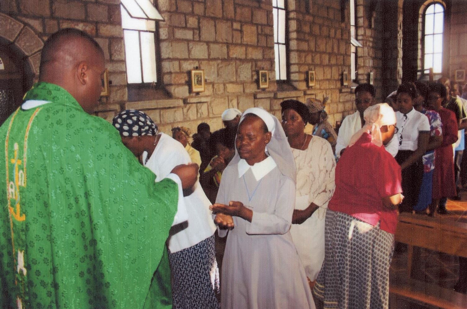 Un sacerdote distribuisce le ostie (Foto: ACN) Un sacerdote distribuisce le ostie (Foto: ACN)