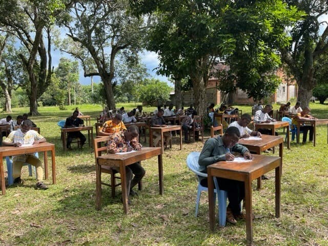Seminaristen in der DR Kongo - Lernen im Freien ©ACN Seminaristen in der DR Kongo - Lernen im Freien ©ACN