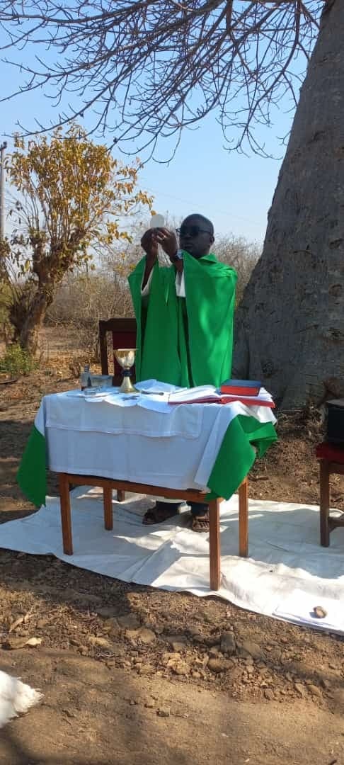Dank Eurer Hilfe kann Pfarrer Chirwa in den Dörfern die Messe feiern! ©ACN Dank Eurer Hilfe kann Pfarrer Chirwa in den Dörfern die Messe feiern! ©ACN