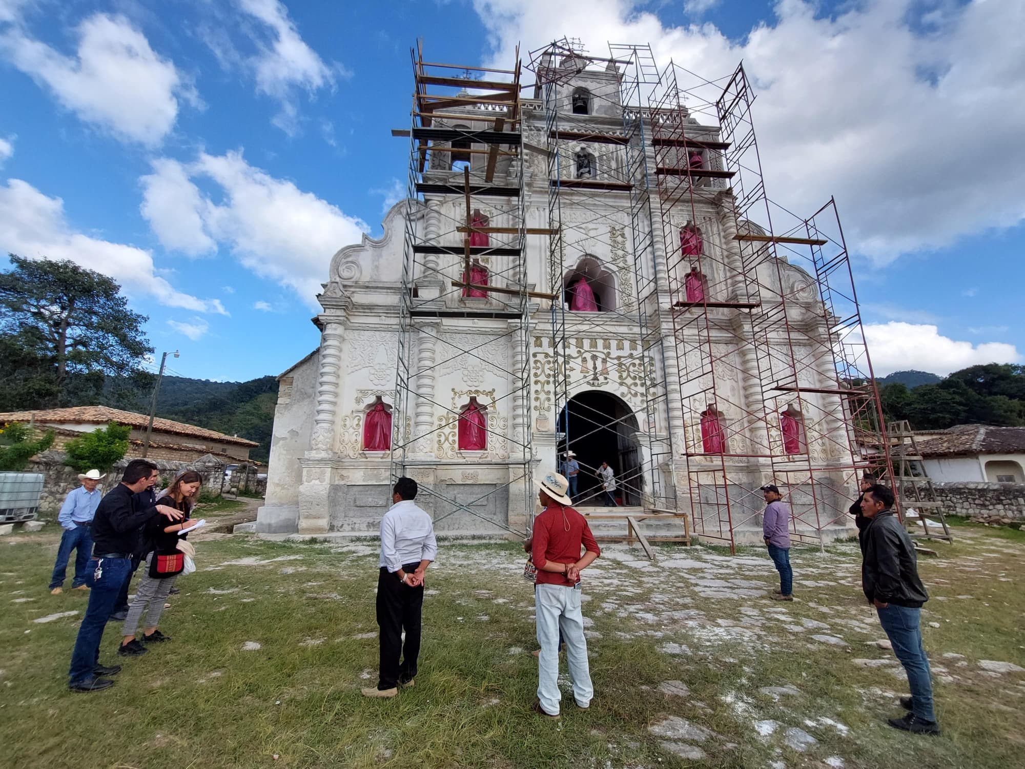 3) Incontro con i laici della parrocchia di San Francisco de Asis e il parroco José Álvarez a Texiguat. (Foto: «Aiuto alla Chiesa che Soffre (ACN)») 3) Incontro con i laici della parrocchia di San Francisco de Asis e il parroco José Álvarez a Texiguat. (Foto: «Aiuto alla Chiesa che Soffre (ACN)»)