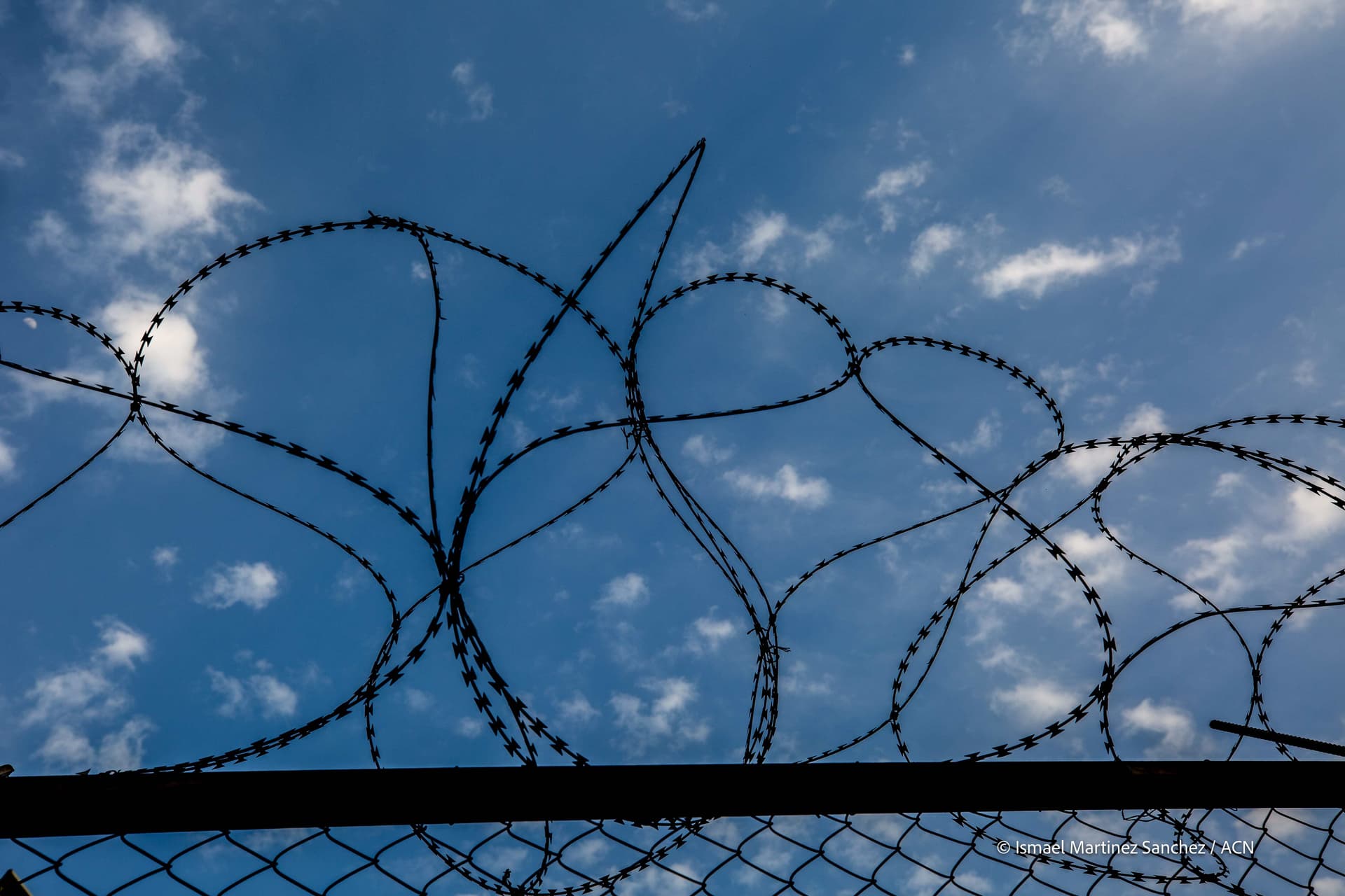 Filo spinato. (Foto: «Aiuto alla Chiesa che Soffre (ACN)» / Ismael Martínez Sánchez) Filo spinato. (Foto: «Aiuto alla Chiesa che Soffre (ACN)» / Ismael Martínez Sánchez)