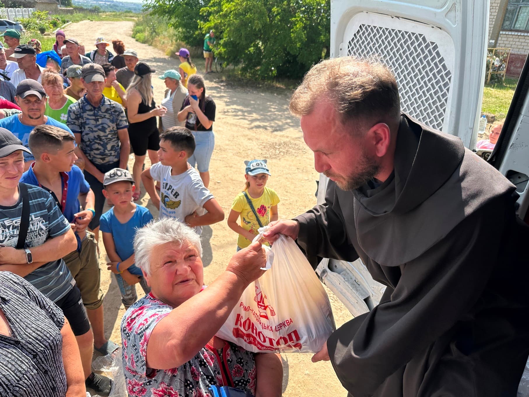 Un religioso distribuisce cibo in Ucraina (Foto : ACN) Un religioso distribuisce cibo in Ucraina (Foto : ACN)