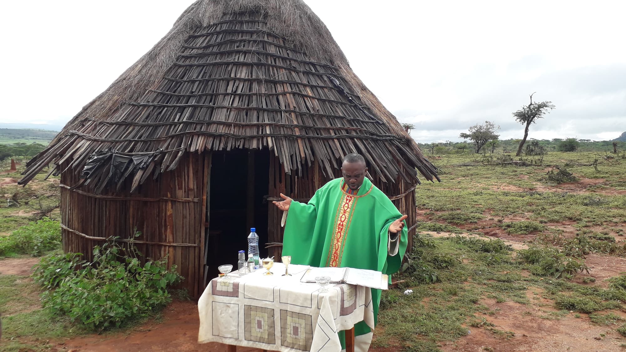 Un prêtre au Nigeria célèbre la messe (Photo : ACN)