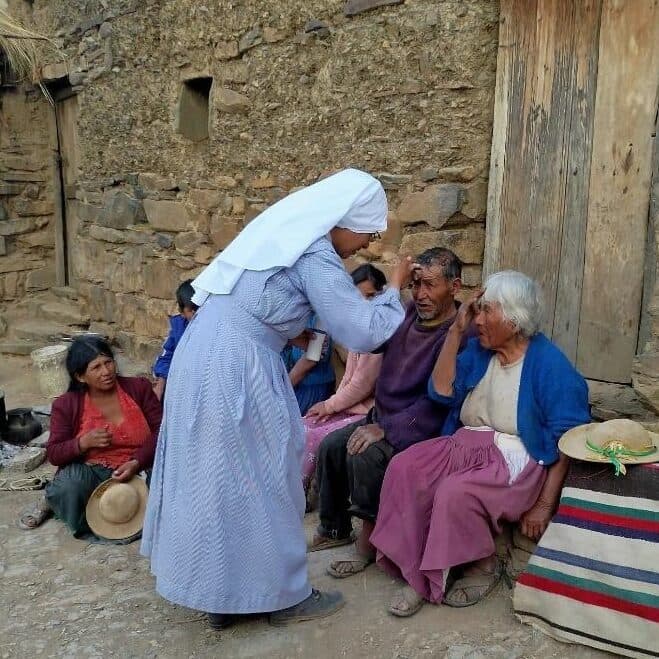 Eine Ordensschwester in Bolivien besucht die Gläubigen (Bild: ACN) Eine Ordensschwester in Bolivien besucht die Gläubigen (Bild: ACN)