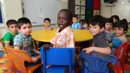 4)	I bambini vengono istruiti dal Servizio dei Gesuiti per i Rifugiati ad Amman, in Giordania. (Foto: «Aiuto alla Chiesa che Soffre (ACN)»)